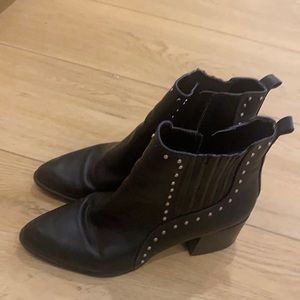 Black heeled pointed booties